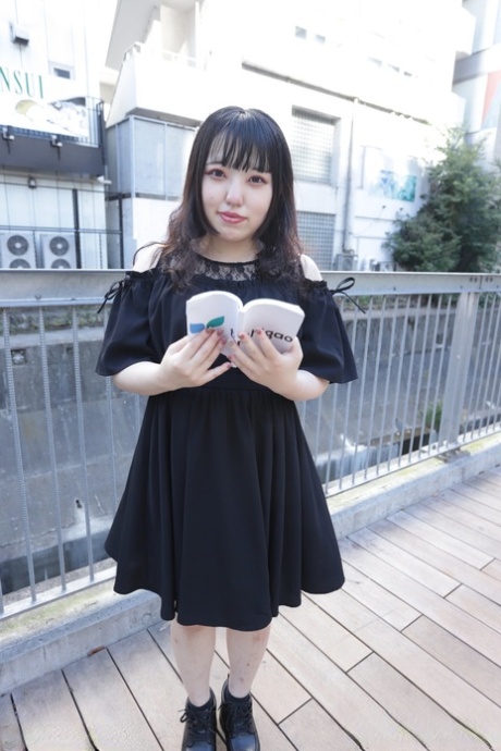 Chubby Japanese Sana Minami wird von einem winzigen Fremden gefickt und gecreampied