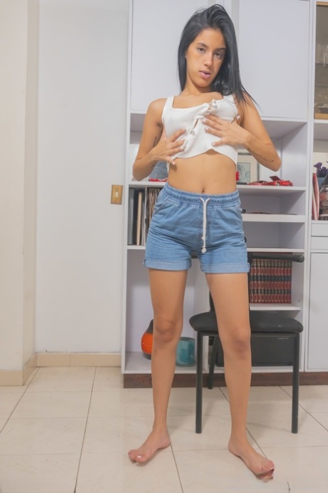 La sexy latina Angie Gomez mostra il suo bel culo e le sue tette in un assolo