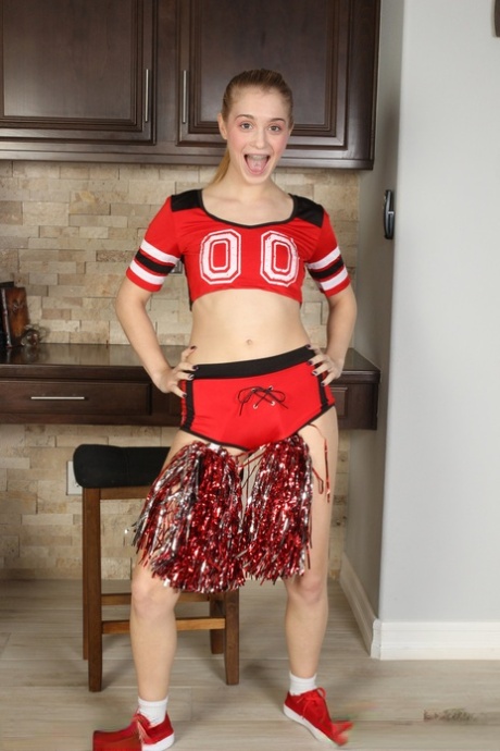 Slim cheerleader Anastasia Knight visar hennes fina röv, små bröst & trånga fitta
