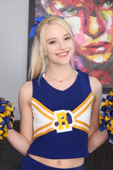 La cheerleader magra Kenna James si spoglia e si masturba con un dildo