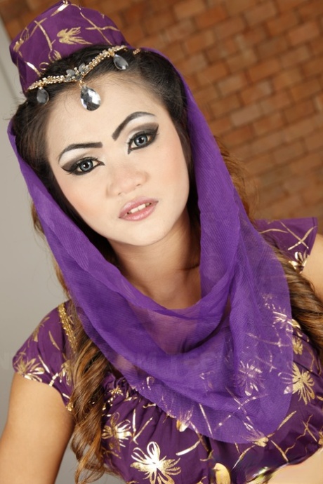 Exótica asiática bailarina del vientre Indica follada por un desconocido blanco