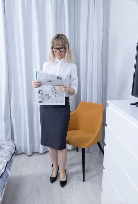 Amateur nerdy teen Jessy Fiery doffs ihre Kleidung und breitet ihre haarige Muschi