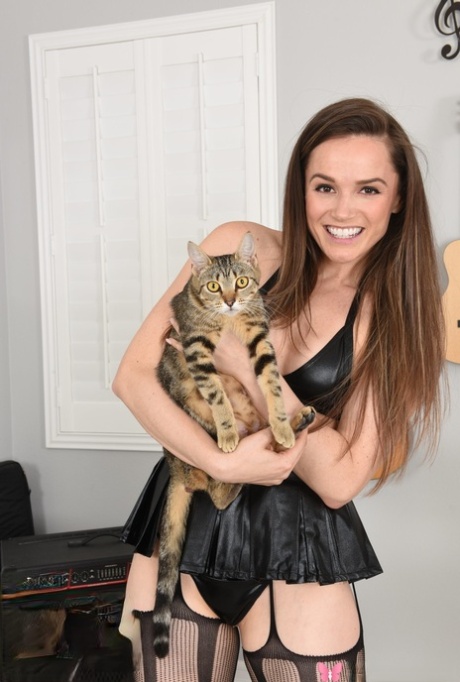 Den kåte pornostjernen Tori Black spiller gitar før hun blotter fitta si