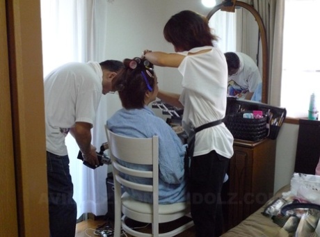 La casalinga giapponese Meguru Kosaka, dai capelli corti, si fa stuzzicare il sedere dal suo amante