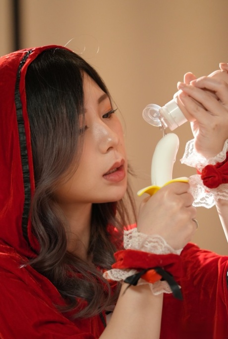 Симпатичная азиатка Лин Сиюй наслаждается сексом в стиле доггистайл и делает массаж лица
