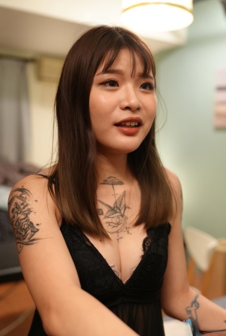 Sexy asijská masérka Verina dopřává svému klientovi honění a horký sex