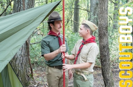 Twink Scout Landon verleidt Scoutmaster McKeon en neemt zijn stijve in een tent