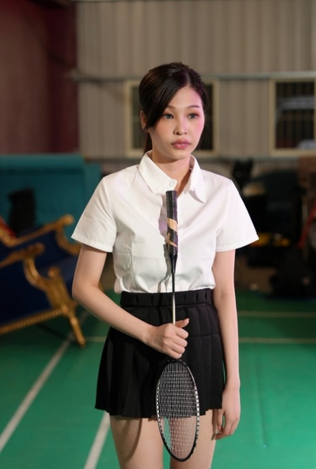 La giocatrice di badminton cinese Xiang Xiang si fa sedurre e scopare dal suo allenatore