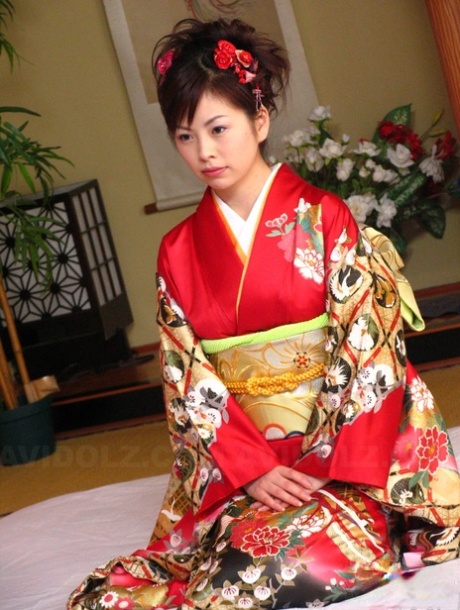 Sexy japansk kone Ran Monbu får en ansiktsbehandling etter en vill trekant