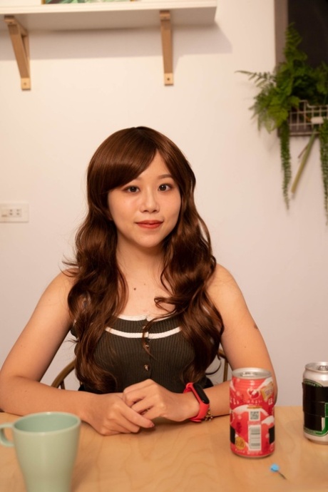 A bela asiática Jiu Jiu gosta de sexo por cima depois de fazer um broche