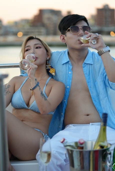 Den kinesiske kæreste Stacy viser sine bryster og rider på en pik på en yacht