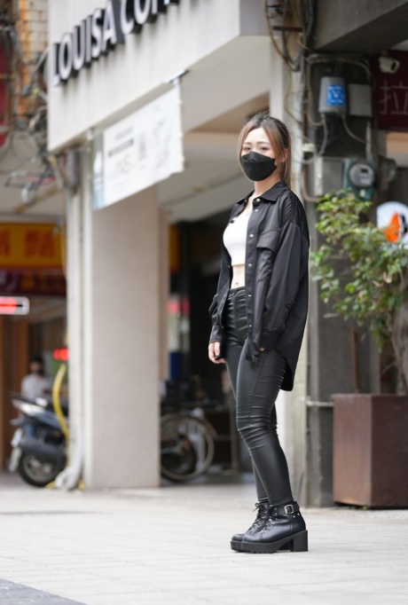 La jolie asiatique Lin Siyu montre ses beaux seins pendant qu