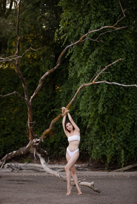 Sexy Amateurin zeigt jeden Zentimeter ihres schönen nackten Körpers im Freien