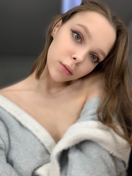 Pretty OnlyFans-modellen Little Kitty viser frem hullene og puppene sine i en solo.