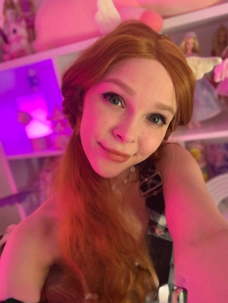 Sexiga OnlyFans-flickan Little Kitty poserar i sina orange fisknätsunderkläder