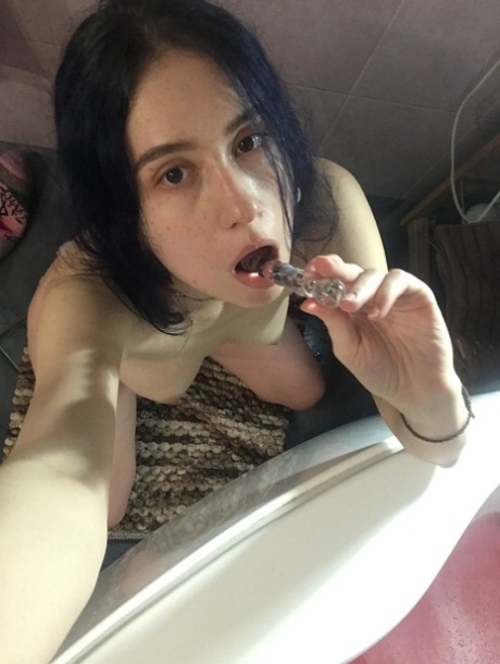 Sexy cam model Alice Sweet showt haar perfecte tieten & speelt met haar getrimde kutje