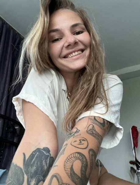 Glamoureuze OnlyFans-pop Phoebe Miller stript en streelt haar borsten in een solo