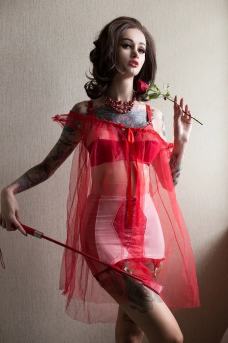 Glamour babe visar upp sin tatuerade kropp i sexiga outfits i en het sammanställning