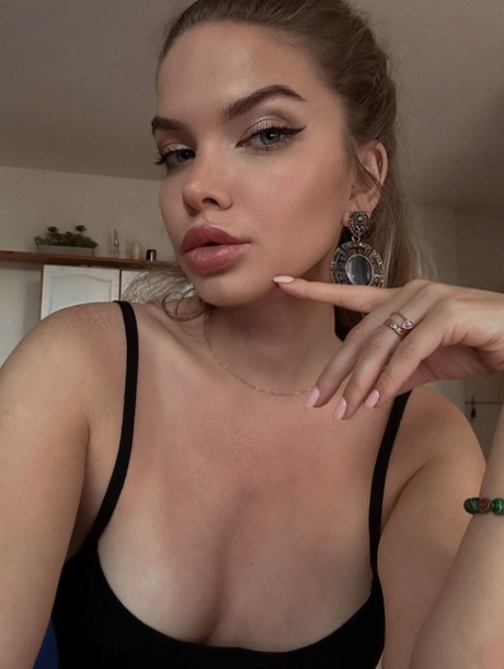 Sexy OnlyFans cam model shows off her beautiful petite body in bikinis