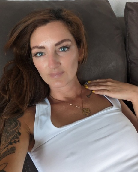 Amateur Babe mit blauen Augen Lara Lauren posiert in einem heißen Spitzenhemd nur