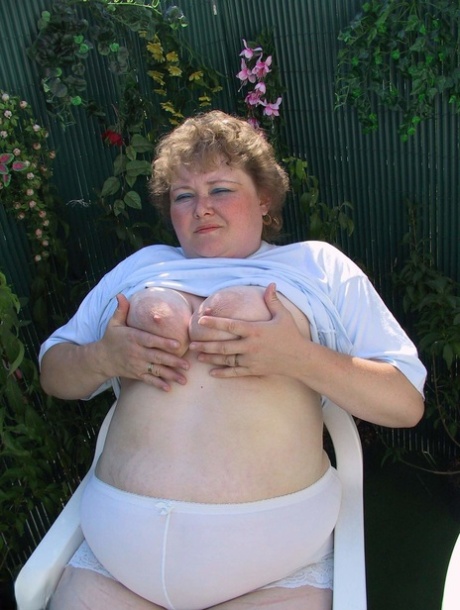 Madura BBW Vlada tocando su vagina gorda y dando una mamada al aire libre
