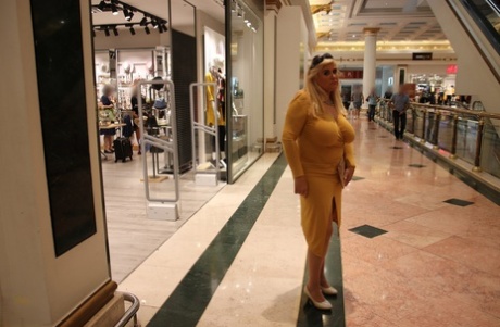 胖胖的 MILFs Alexa Blun 和 Musa Libertina 穿着性感的裙子在公众面前摆姿势