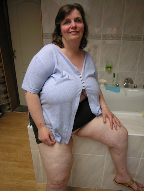Gammel tjukkas med store pupper Eefje rir på et sexleketøy etter å ha strippet på en seng
