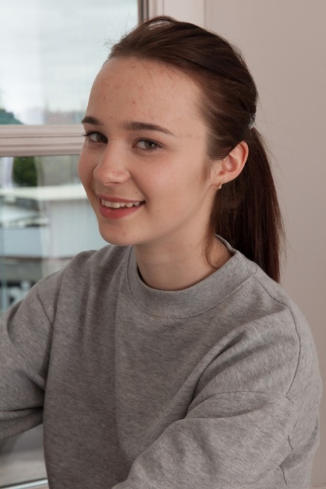 L'adolescente amateur Julia Moore dévoile son muffin poilu et l'étire