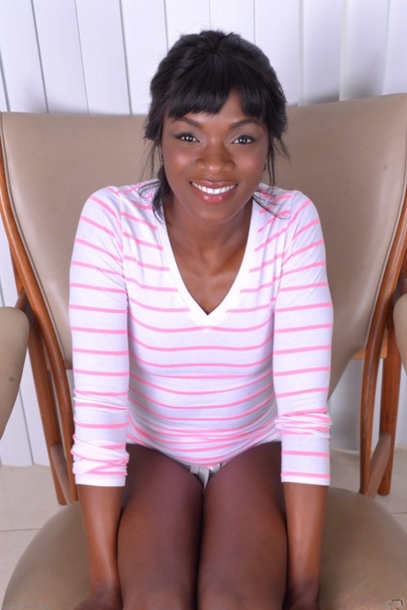 Ebony bombshell Ana Foxxx retas med sina söta fötter och smaskiga fitta på en stol