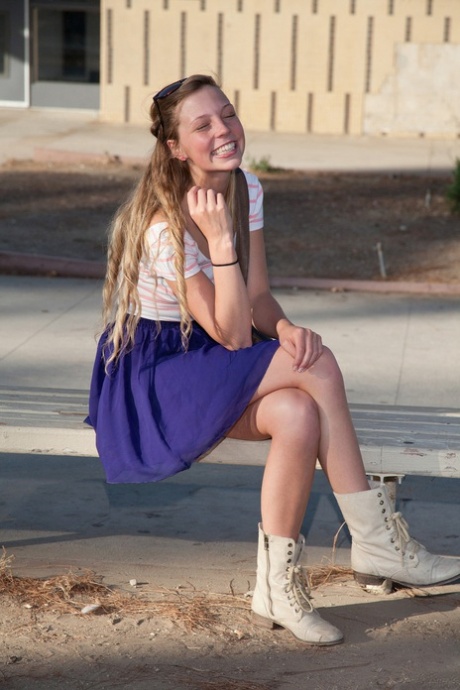 Marley Kunis, uma adolescente universitária boazona com coxas sensuais, a mostrar uma saia subida em público
