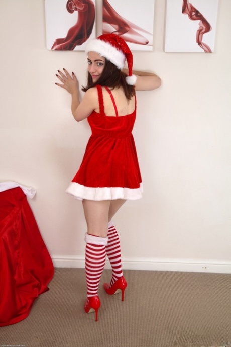 Perwersyjna brunetka w świątecznych ubraniach Rabiosa pokazuje swoją owłosioną cipkę solo