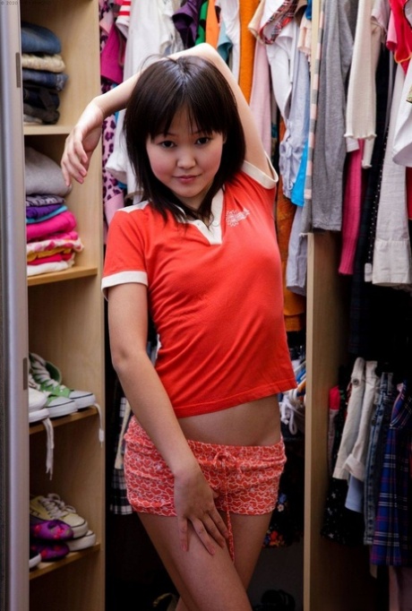 Sexy asian uczennica Aliona zabawki jej ogolone cipki z dildo