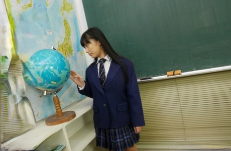 Brunetka, japońska nastolatka Tomomi Motozawa zostaje wypchana przez swoją nauczycielkę