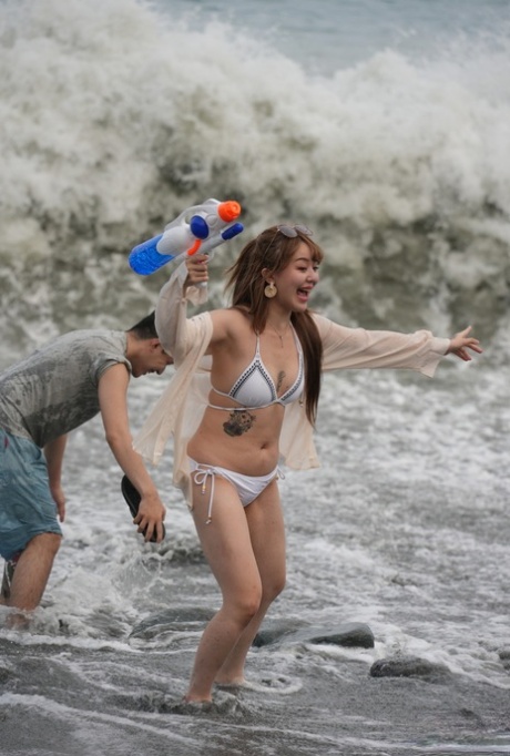 Kinky kinesisk babe Han Nixi får fitta ramma etter en dag på stranda