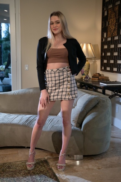 Sexy teen Chloe Rose odstraňuje její oblečení a spodní prádlo a dává hlavu