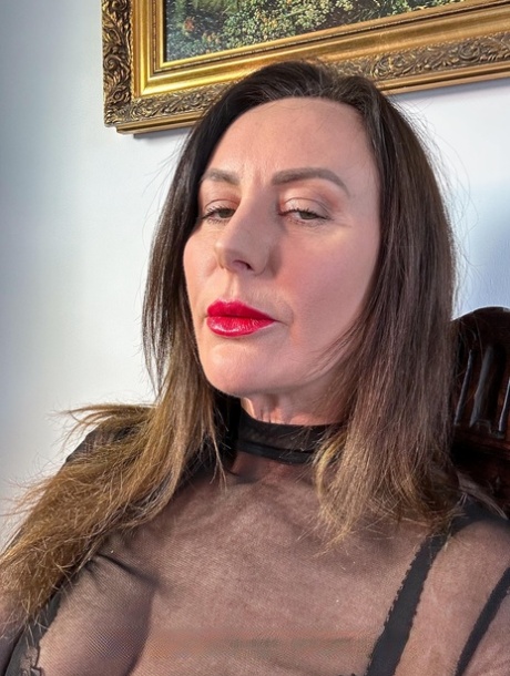 Hot MILF Lara Latex flaunts hennes stramme rumpe mens erting i sexy fetish klær