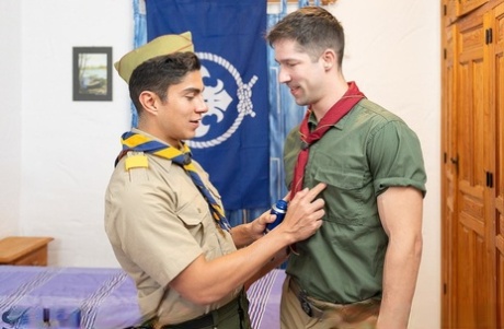 El bronceado scout gay Alfonso se hace follar el culo redondo por el jefe scout Patrick