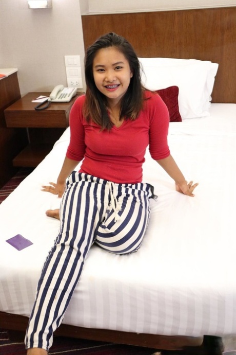 Asian cutie Bem zeigt ihre großen Nippel und heißen Arsch in einem Hotelzimmer