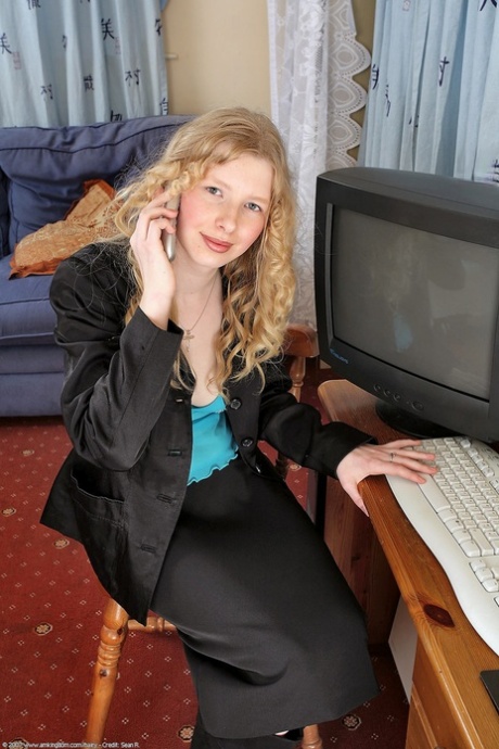 Kudrnatá amatérská teenagerka Amelia předvádí svou chlupatou kundu a velký zadek