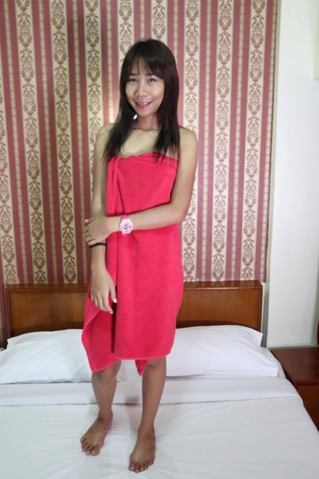 Pěkná asijská dívka Na šíření její creampied kundička v hotelovém pokoji