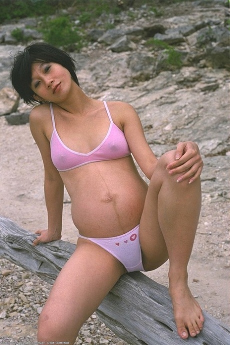 Schwangere japanische Teen Miho zieht sich in der Natur aus und zeigt ihre super behaarte Muschi