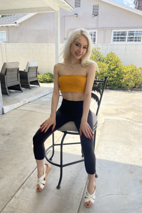 Blond nastolatka Scarlett Hampton pokazuje z bliska swoją obrzmiałą cipkę