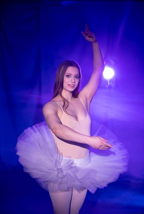 Ruská baletka Mia Split se nechává svádět a šukat od svého kolegy
