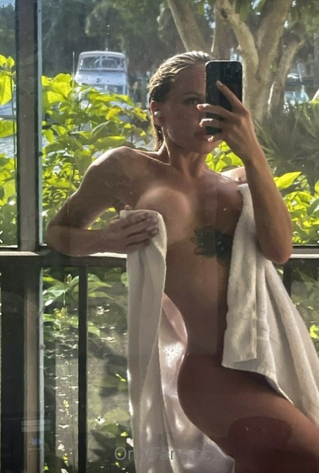 Glamorous OnlyFans babe Victoria Broshkina poses naked & in her hot bikini