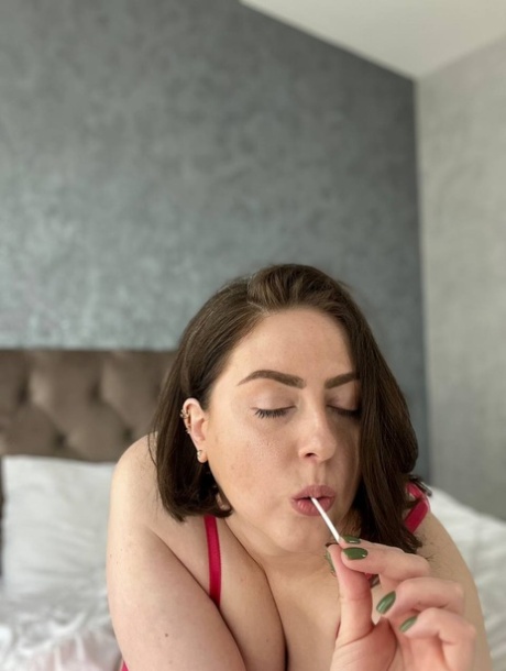 Chubby Babe zeigt ihren großen Arsch & ihre saftigen Titten in roten Dessous auf ihrem Bett