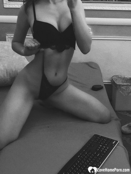 Die süße, tätowierte Teenagerin Morena Marianotarta zieht sich nackt aus und posiert vor dem Spiegel