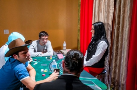 La croupier formosa Payton Preslee scopata con forza dai giocatori di poker