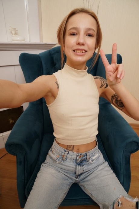 Skinny Amateur zeigt ihre winzigen Titten und ihre rasierte Muschi, während sie Selfies macht