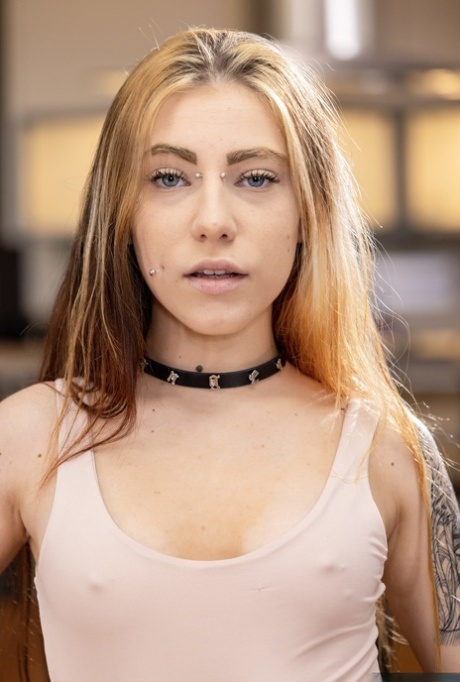 Inked teen kæreste Dalila Dark udsætter sin fantastiske krop i en solo