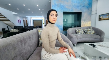 Arabisk MILF i hijab Isabel Love bliver knaldet og creampied i POV-sexaction
